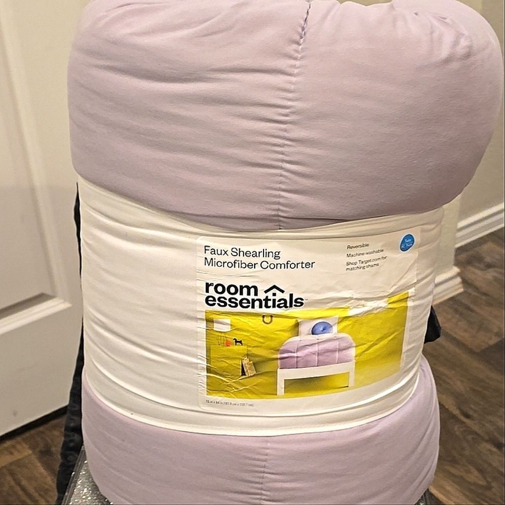 Room‎ Essentials Faux Shearling Microfiber Reversible Comforter - Picture 9 of 10